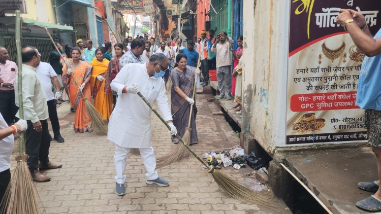 जौनपुर: हनुमान घाट पर चला ‘स्वच्छता ही सेवा’ अभियान, मंत्री गिरीश चंद्र यादव ने दिया स्वच्छता का संदेश