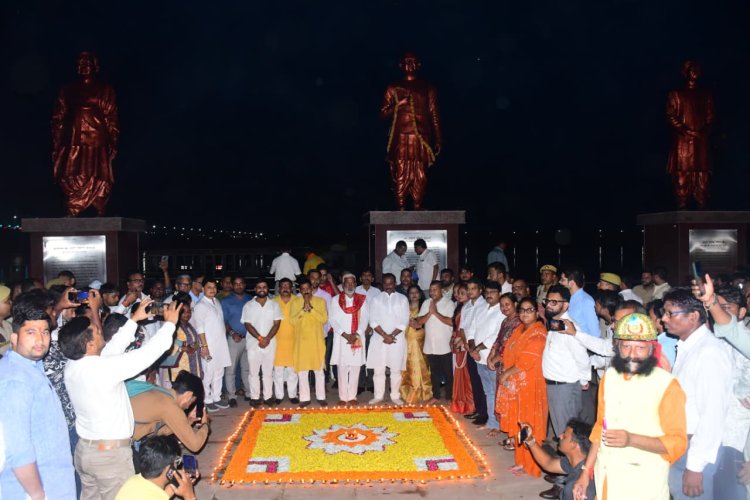 प्रयागराज के प्रमुख स्थलों पर जले ‘आशीर्वाद के दीये’, स्वतंत्र देव सिंह ने किया दीप प्रज्ज्वलन