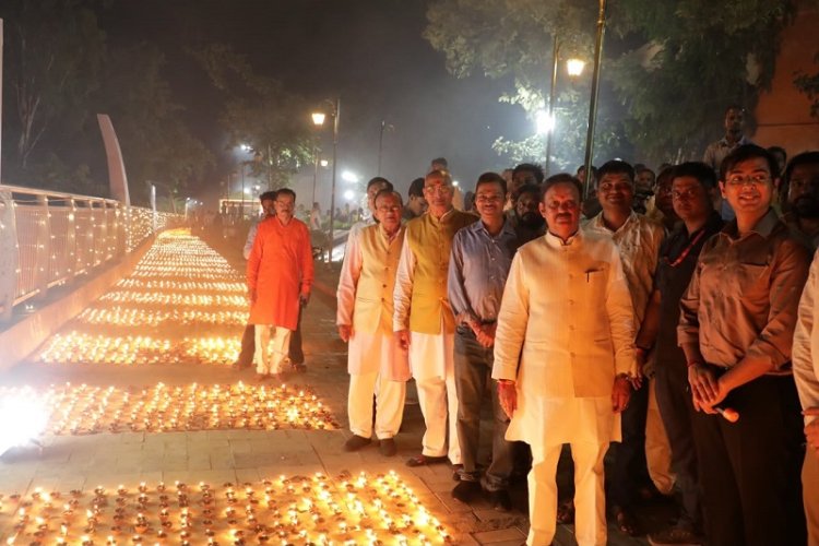 रीवा: 51 हजार आशीर्वाद के दीपों से जगमगाया पचमठा घाट