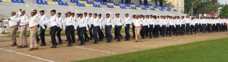 गोरखपुर में शुक्रवार परेड का SSP डॉ. कौस्तुभ ने किया निरीक्षण, पुलिसकर्मियों को दिए फिटनेस और अनुशासन के निर्देश