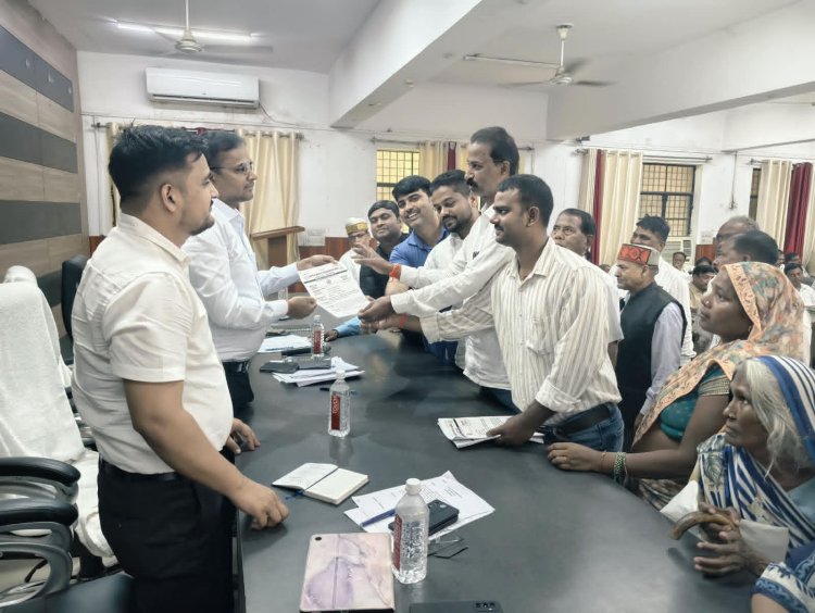 गोरखपुर में लेखपाल संघ ने SDM सदर को सौंपा ज्ञापन, 22 सितंबर से अतिरिक्त हल्कों के बहिष्कार की चेतावनी