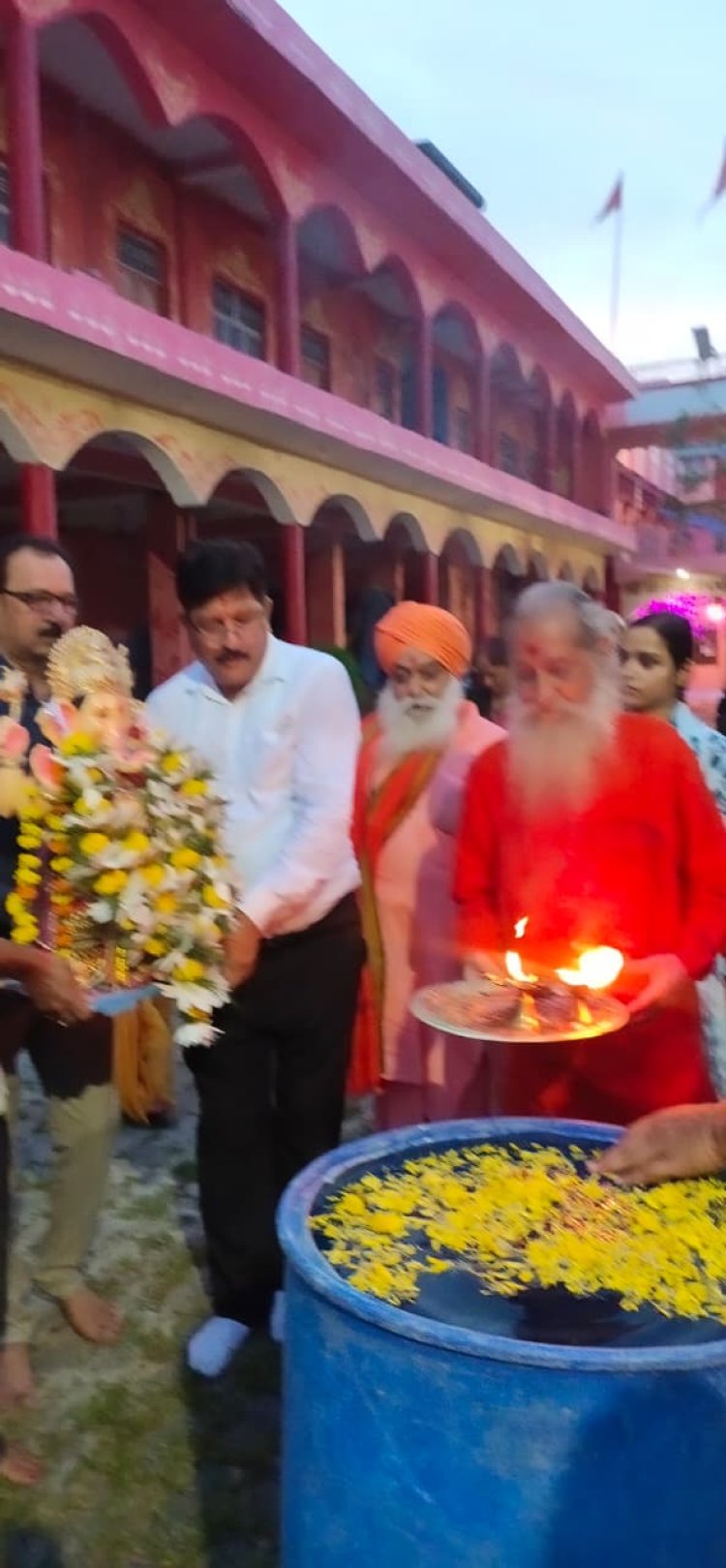 गंगा को प्रदूषण से बचाने के लिए ड्रम में किया गणेश प्रतिमा का विसर्जन