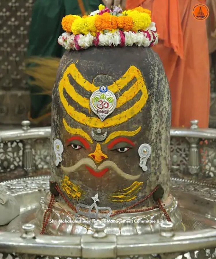 महाकाल ने धारण किया राजा स्वरूप, रजत मुकुट और मुंडमाला से सजे बाबा, भस्म आरती में गूंजे जयकारे