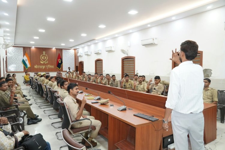 गोरखपुर पुलिस ने सीखी सांकेतिक भाषा, विशेष आवश्यकता वाले लोगों से संवाद होगा आसान