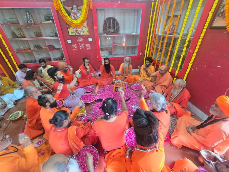 महंत नरेंद्र गिरि की पुण्यतिथि पर संगम नगरी में गूंजे वैदिक मंत्र, समाधि स्थल पर विशेष पूजन