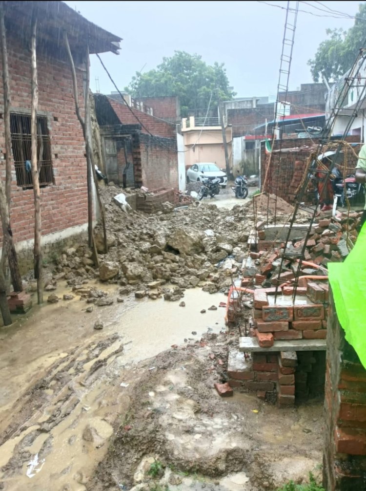 लखनऊ में बारिश बनी आफत, अलग-अलग इलाकों में मकान ढहे; बुजुर्ग की मौत, 3 घायल