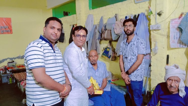 कानपुर वृद्धाश्रम में बुजुर्गों के बीच पहुंचा सेवा अभियान, प्रो. विनय कुमार पाठक बोले- सम्मान से मजबूत होगी संवेदना
