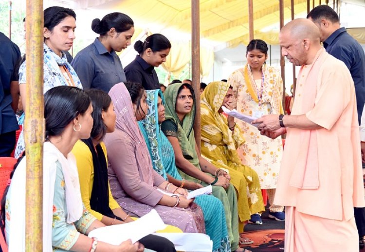 गोरखनाथ मंदिर में CM योगी का जनता दरबार, करीब 150 लोगों की सुनी समस्याएं; अधिकारियों को त्वरित समाधान के निर्देश