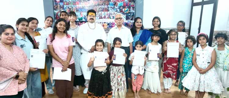 प्रयाग संगीत समिति से जुड़े बाल नृत्य कलाकारों का सम्मान, प्रमाण पत्र पाकर खिले नन्हे कलाकारों के चेहरे
