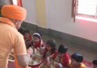 गोरखपुर: महानवमी पर CM योगी ने किया कन्या पूजन, नौ कन्याओं के पांव पखारकर लिया आशीर्वाद