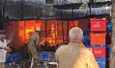 गाजियाबाद में इंस्टामार्ट गोदाम में भीषण आग, आसपास की दुकानें भी चपेट में; CM योगी ने दिए राहत-बचाव के निर्देश