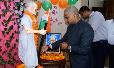 गांधी जयंती पर DM मनीष कुमार वर्मा का अधिकारियों-कर्मचारियों को संदेश, बोले- ईमानदारी और संवेदनशीलता से निभाएं जिम्मेदारी
