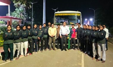 बिलासपुर रवाना हुई पूर्वांचल विश्वविद्यालय की महिला कबड्डी टीम, अंतर विश्वविद्यालय प्रतियोगिता में दिखाएगी दम