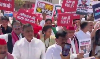 ECI के खिलाफ इंडी गठबंधन का शक्ति प्रदर्शन, संसद से चुनाव आयोग तक मार्च; नीति आयोग के पास रोके गए नेता