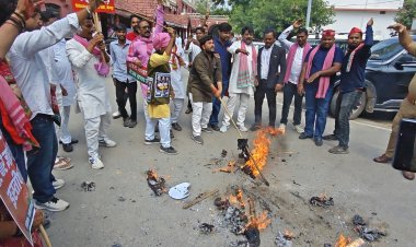 जौनपुर में सपा कार्यकर्ताओं का प्रदर्शन, ज्ञानेश कुमार का पुतला फूंका; SIR रद्द करने की मांग
