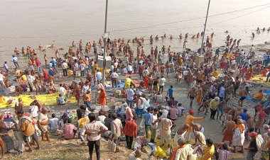 मीरजापुर के रामगया घाट पर पितृपक्ष अमावस्या को उमड़ी भीड़, गंगा स्नान के बाद किया पिंडदान