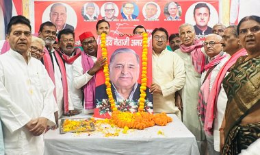 मुलायम सिंह यादव की पुण्यतिथि पर सपा ने दी श्रद्धांजलि, सामाजिक न्याय के रास्ते पर चलने का संकल्प