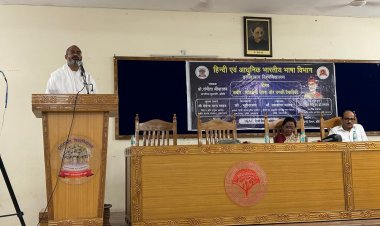 कवि कबीर ने भारतीय समाज को लोकतांत्रिक बनाने में महत्वपूर्ण भूमिका निभाई : देवेंद्र दास