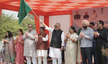मुख्यमंत्री रेखा गुप्ता ने 150 नई इलेक्ट्रिक बसों को दिखाई हरी झंडी, पांच स्थानों पर ईवी चार्जिंग का शुभारंभ