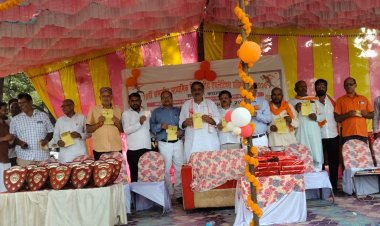इलाहाबाद-झांसी स्नातक निर्वाचन क्षेत्र: अशोक कुमार राठौर के समर्थन में राजेश शुक्ल ने किया जनसंपर्क