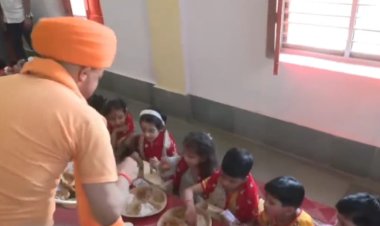 गोरखपुर: महानवमी पर CM योगी ने किया कन्या पूजन, नौ कन्याओं के पांव पखारकर लिया आशीर्वाद