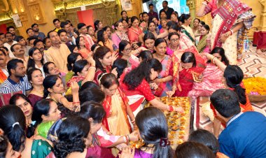 प्रयागराज: बाई का बाग दुर्गा पूजा बारवारी में विशेष मुहूर्त में संपन्न हुई संधि पूजा