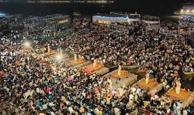 64 दिन बाद दशाश्वमेध घाट पर लौटी मां गंगा की आरती, घंट-घड़ियाल की गूंज से भक्तिमय हुई काशी