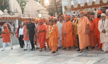 गोरखपुर में CM योगी की विजयादशमी शोभायात्रा, मुस्लिम और बुनकर समाज ने पुष्पवर्षा कर किया स्वागत