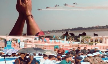 काशी में गंगा के ऊपर मेगा एयर शो का आगाज, राफेल-सुखोई और सूर्यकिरण टीम के करतब देख रोमांचित हुए दर्शक