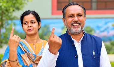 सपा प्रत्याशी डॉ. मानसिंह यादव ने पत्नी के साथ किया मतदान, प्रयागराज में 152 बूथों पर वोटिंग शुरू