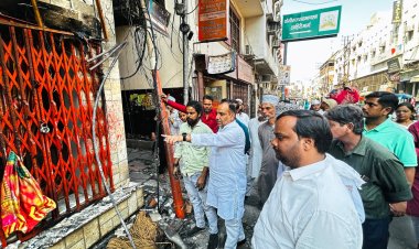 मदनपुरा अग्निकांड: पीड़ित प्रजापति परिवार से मिले कांग्रेस नेता, आर्थिक सहायता की मांग