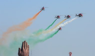 वाराणसी एयर शो में राफेल और सुखोई की गर्जना, सारंग टीम ने आसमान में बनाया तिरंगा