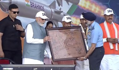 वाराणसी: नमो घाट से PM मोदी ने देखा ‘विंग्स ओवर गंगा’ एयर शो, 100 विमानों ने दिखाए हैरतअंगेज करतब