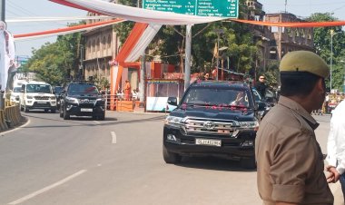 वाराणसी में पुष्पवर्षा के बीच PM मोदी का स्वागत, समर्थकों को देख रुकवाई कार