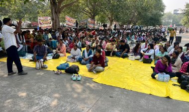 लखनऊ में CHO का धरना 28वें दिन भी जारी, नियमितीकरण और 4600 ग्रेड पे की मांग पर अड़े स्वास्थ्य अधिकारी