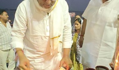 वाराणसी: अहिल्याबाई घाट पर प्रज्वलित हुआ आकाशदीप, अजय राय ने मां गंगा को किया नमन