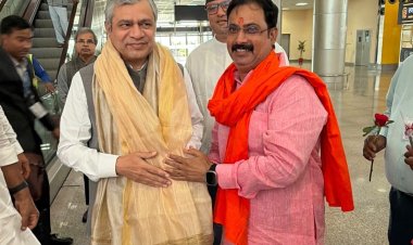 तीन नई रेल सेवाओं का शुभारंभ करने वाराणसी पहुंचे रेल मंत्री अश्विनी वैष्णव