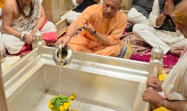 मुख्यमंत्री योगी आदित्यनाथ ने काशी कोतवाल बाबा काल भैरव और बाबा विश्वनाथ के दरबार में लगाई हाजिरी