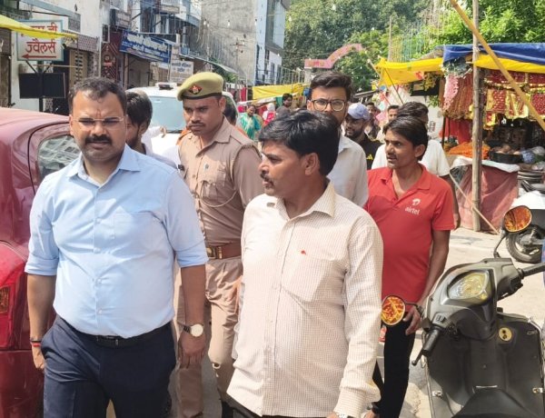 रामलीला मैदान में गंदगी मिलने पर सफाई नायक को नोटिस, कर्मचारी का वेतन रोका