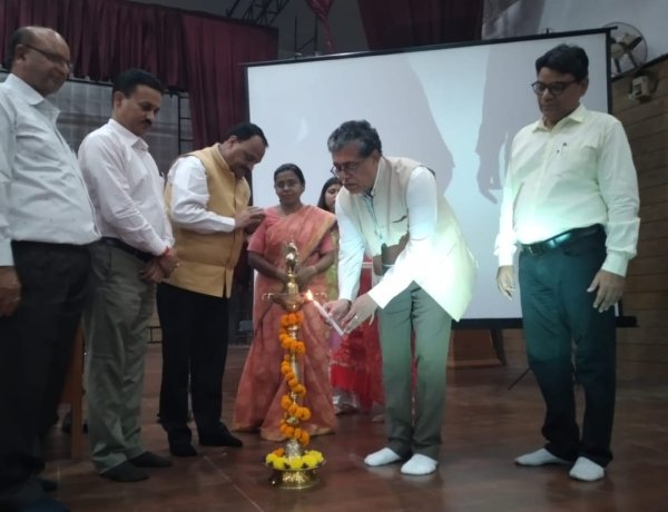 पढ़ाई के साथ खेलकूद और सामाजिक गतिविधियों में भी भाग लें छात्र : कुलपति