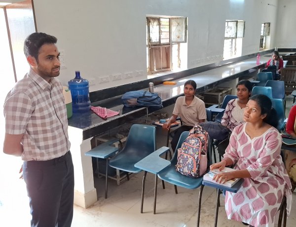 देवरिया में मुख्यमंत्री अभ्युदय कोचिंग का डीएम ने किया निरीक्षण, शिक्षण व्यवस्था सुधारने के निर्देश