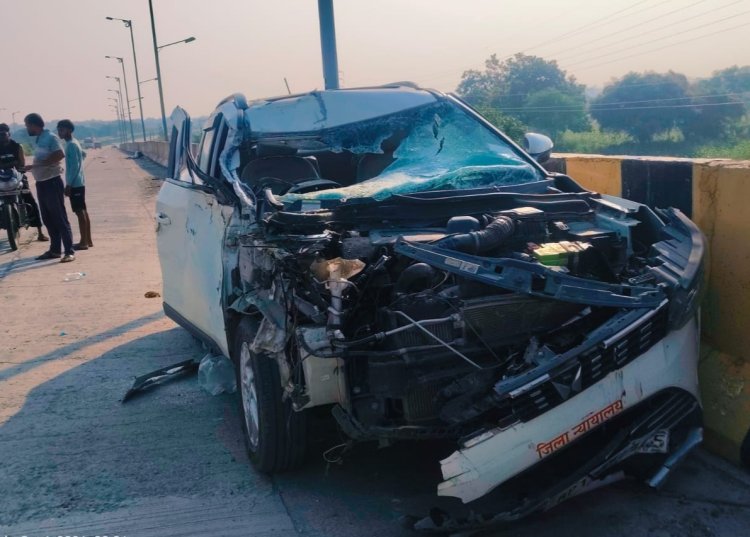 मीरजापुर में दर्दनाक सड़क हादसा, ट्रक में पीछे से घुसी एक्सयूवी; चालक की मौत, साथी गंभीर