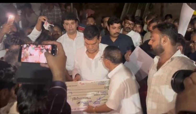मऊ हादसे के पीड़ित परिवारों को मंत्री अरविंद शर्मा ने दी ₹1-1 लाख की मदद, हाईटेंशन लाइन पर लगेगी गार्डिंग