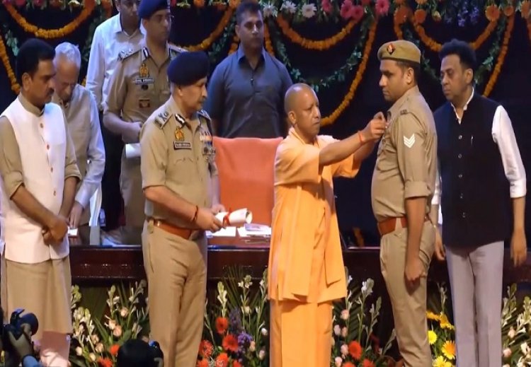 यूपी पुलिस के वीर जवानों का CM योगी ने बढ़ाया सम्मान, शहीद इंस्पेक्टर सुनील कुमार की पत्नी को भी किया सम्मानित