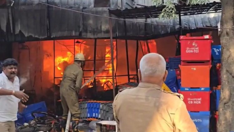 गाजियाबाद में इंस्टामार्ट गोदाम में भीषण आग, आसपास की दुकानें भी चपेट में; CM योगी ने दिए राहत-बचाव के निर्देश