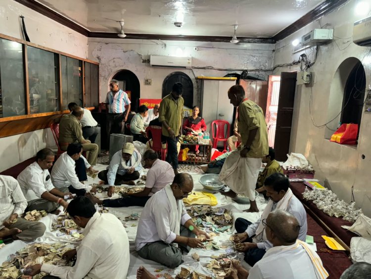 विंध्याचल के तीन मंदिरों के 28 दानपात्रों से निकले 41.40 लाख रुपये, दो दिन तक चली नोटों की गिनती
