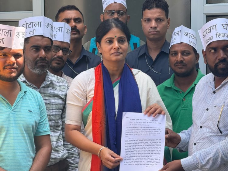68,500 शिक्षक भर्ती के अभ्यर्थियों ने अनुप्रिया पटेल को सौंपा ज्ञापन, सीएम योगी और पीएम मोदी तक मामला पहुंचाने का मिला आश्वासन