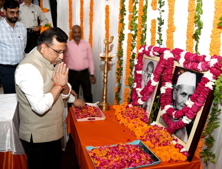 लखनऊ सूचना विभाग में गांधी-शास्त्री जयंती पर दी गई श्रद्धांजलि, अरविन्द कुमार मिश्र ने आदर्शों पर चलने का किया आह्वान