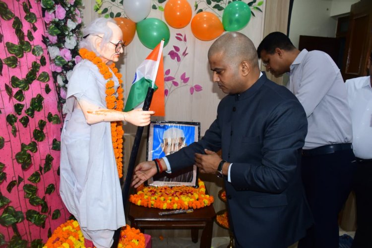 गांधी जयंती पर DM मनीष कुमार वर्मा का अधिकारियों-कर्मचारियों को संदेश, बोले- ईमानदारी और संवेदनशीलता से निभाएं जिम्मेदारी