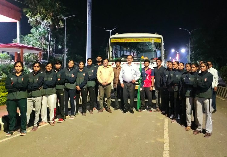बिलासपुर रवाना हुई पूर्वांचल विश्वविद्यालय की महिला कबड्डी टीम, अंतर विश्वविद्यालय प्रतियोगिता में दिखाएगी दम